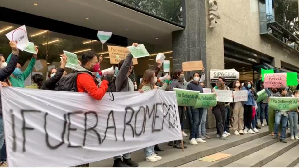‘Rebeldes nos querían, rebeldes nos tendrán’: frente al Conacyt, estudiantes del CIDE exigen destitución de director