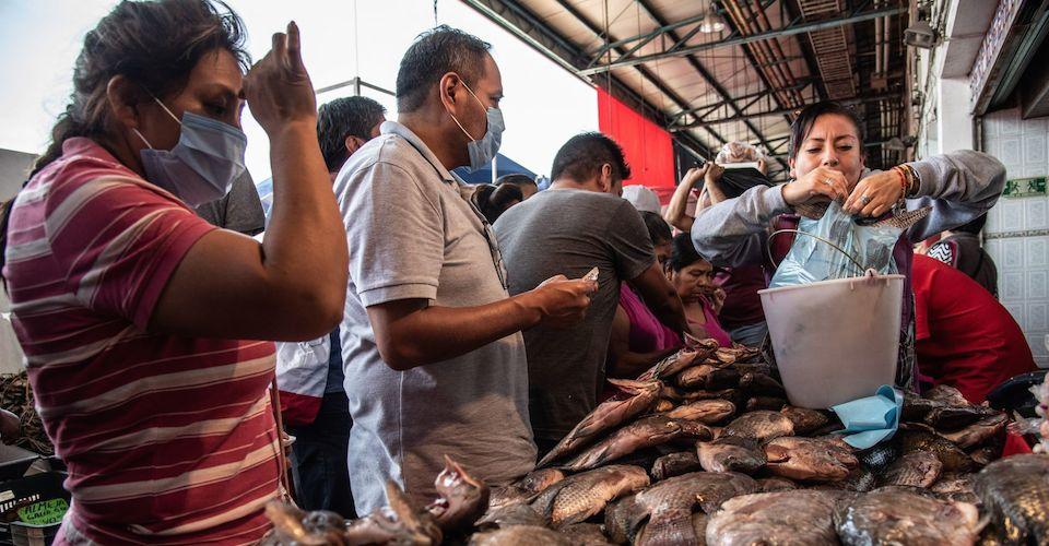 Sin sana distancia: consumidores en CDMX y Puebla se aglomeran en mercados para comprar mariscos