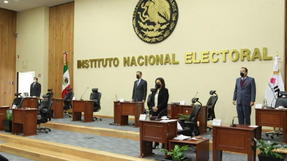 ‘Aparecen como ambiciosos’; INE tiene recursos para revocación de mandato, dice AMLO