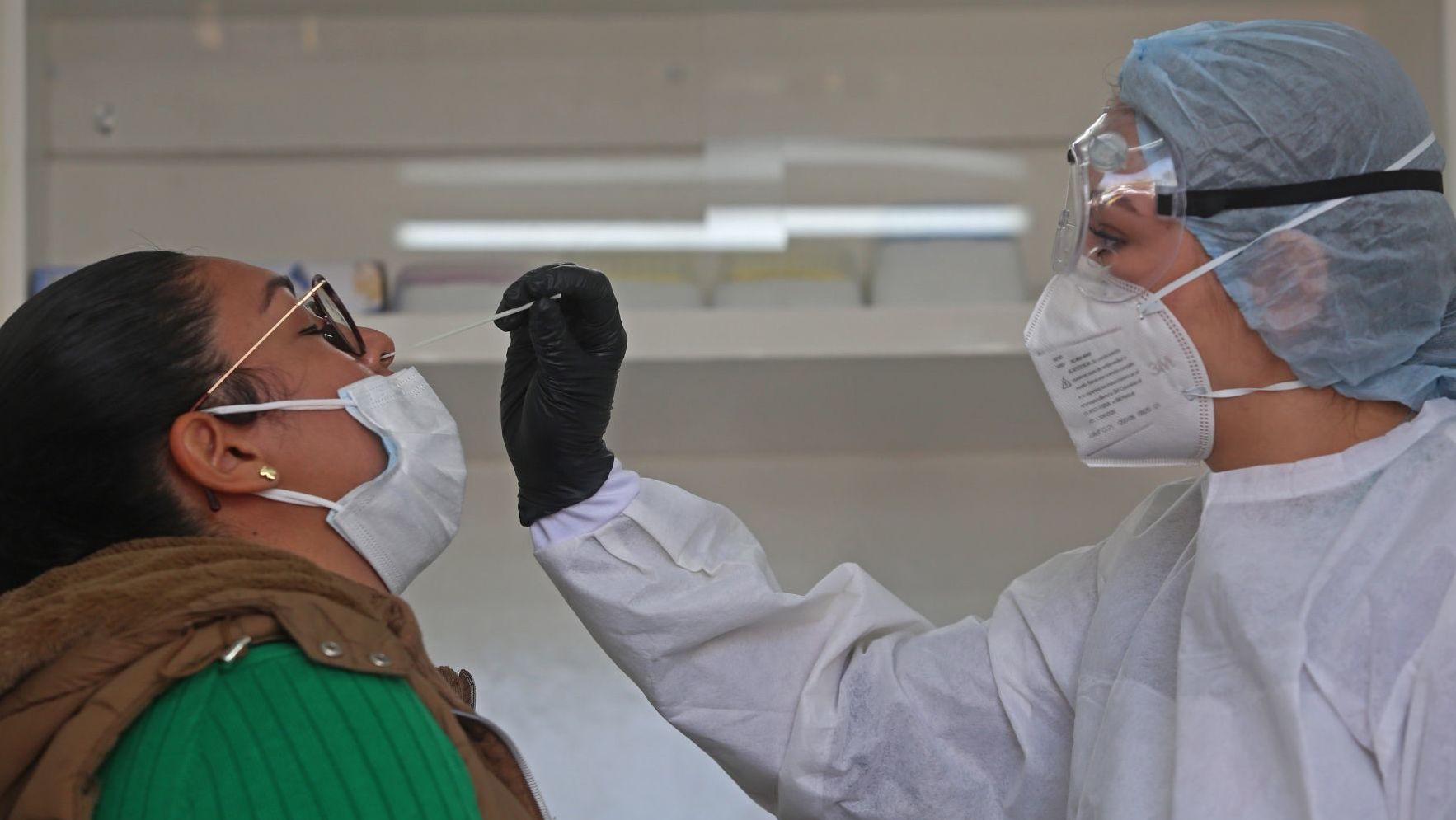 México suma 554 casos de COVID y 12 fallecimientos; tendencia de contagios baja 36%