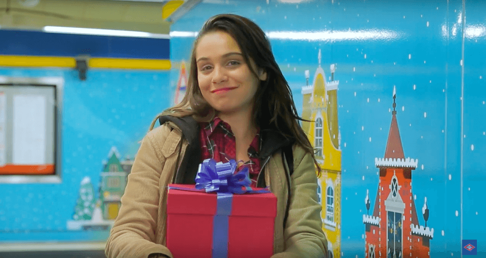 El Metro de Madrid sorprende a sus usuarios con regalos de Navidad