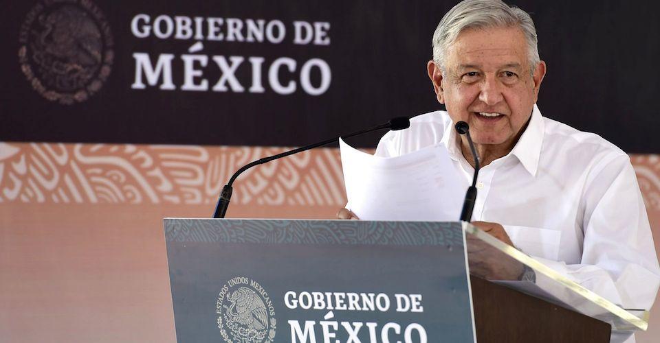 Busquen refugio en albergues o zonas altas, dice AMLO a pobladores de Tabasco ante desfogue de presa