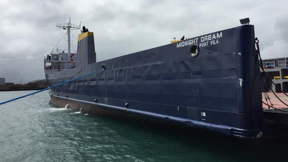 Crisis en Venezuela: así es la vida a bordo del barco con el que la oposición busca cruzar la frontera marítima con ayuda internacional