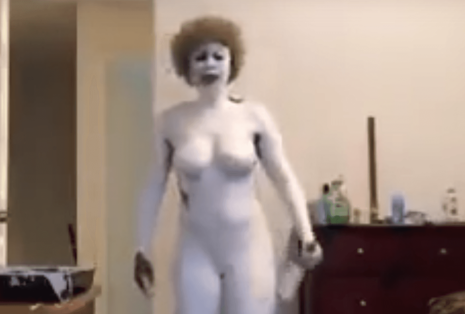 Una mujer negra se pinta de blanco para protestar contra el racismo en EU