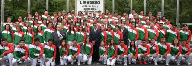 Abandera Peña Nieto a atletas juveniles en Los Pinos