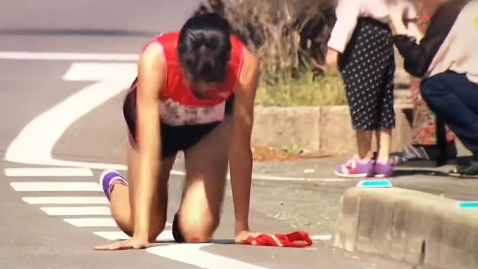 El impactante esfuerzo de Rei Iida, la corredora japonesa que terminó gateando y ensangrentada tras fracturarse la pierna
