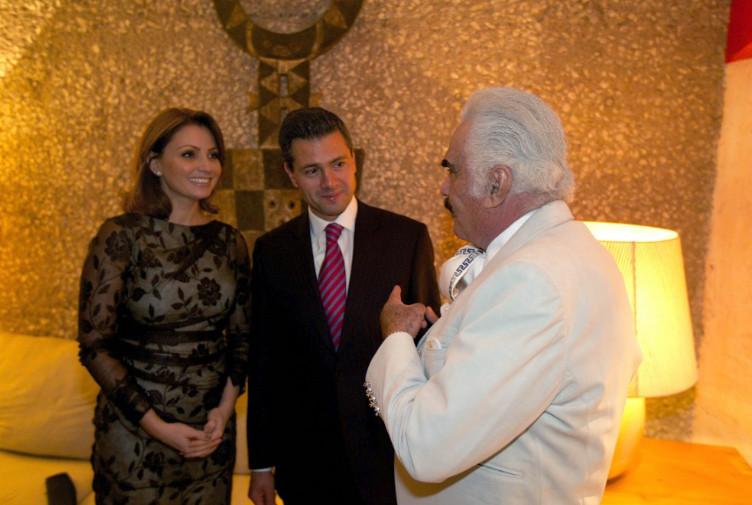 Vicente Fernández le canta a EPN en el centenario del Ejército