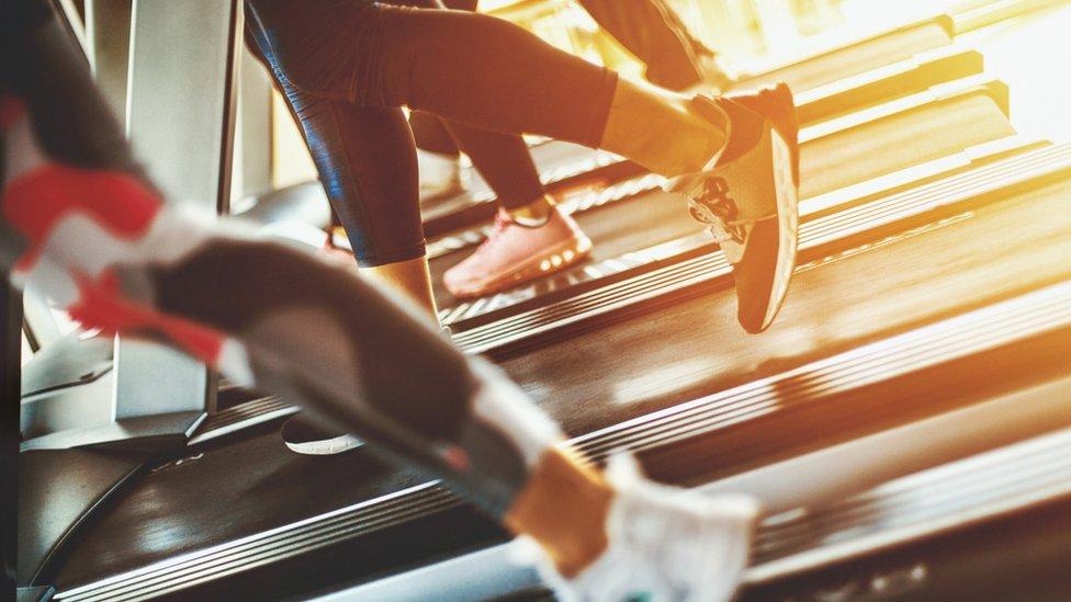 ¿De cinco en cinco? Qué tan efectivo es hacer menos ejercicio pero más veces al día