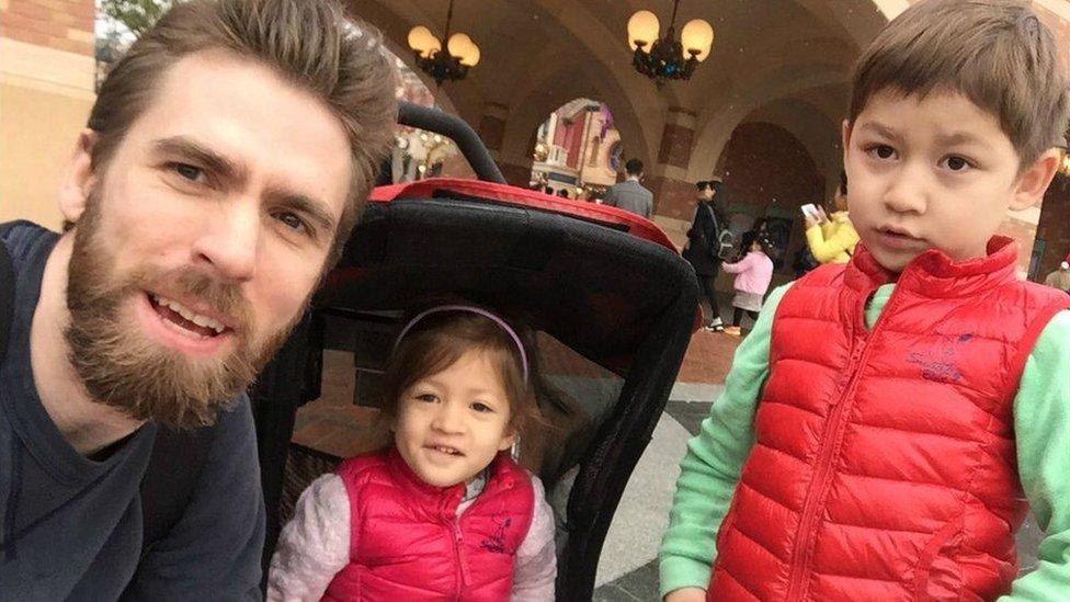La salomónica decisión de un tribunal en China de separar a dos hermanos y dejar a uno con la familia de la asesina de su padre
