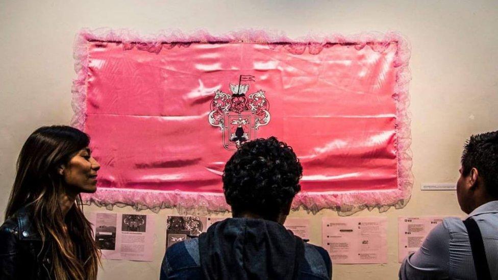 “Homosexualicé la bandera travistiéndola”: la controvertida obra del artista de Arequipa Choqollo