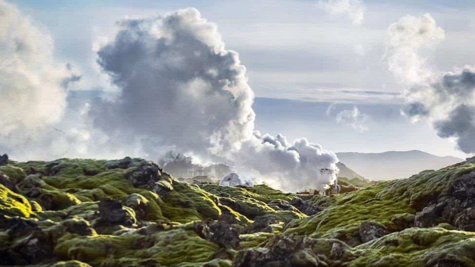 El revolucionario experimento de Islandia que “digiere” emisiones de carbono para convertirlas en rocas… para siempre