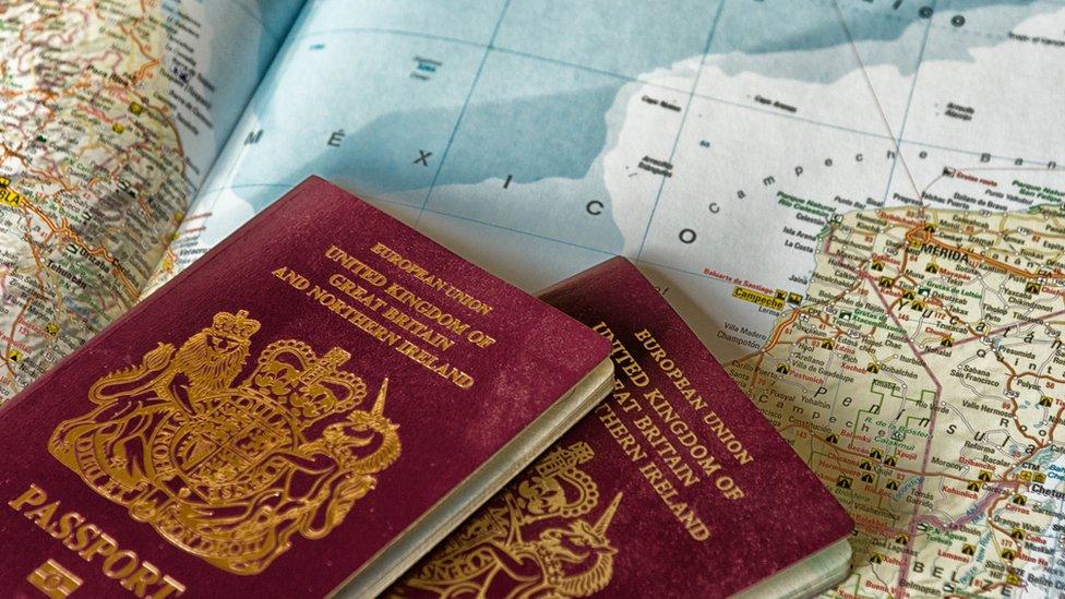 Cuáles son los pasaportes más “poderosos” del mundo para viajar sin visa (y cuáles son los de América Latina)