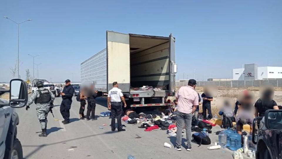Abandonan tráiler con migrantes en Monclova, Coahuila; muere mujer embarazada