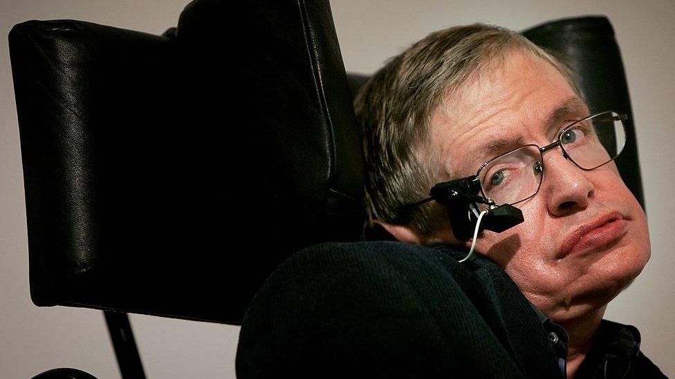 Stephen Hawking: inhabilitan a la enfermera que cuidó del científico durante 15 años por no brindarle “buena atención profesional”