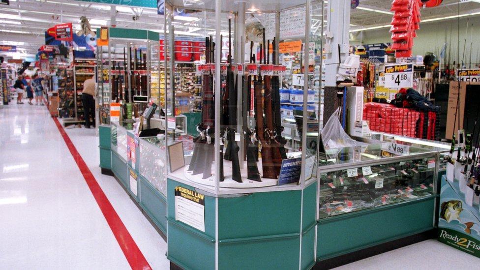 Por qué Walmart y otras grandes compañías de Estados Unidos le están dando la espalda a la Asociación Nacional del Rifle tras el tiroteo en Florida