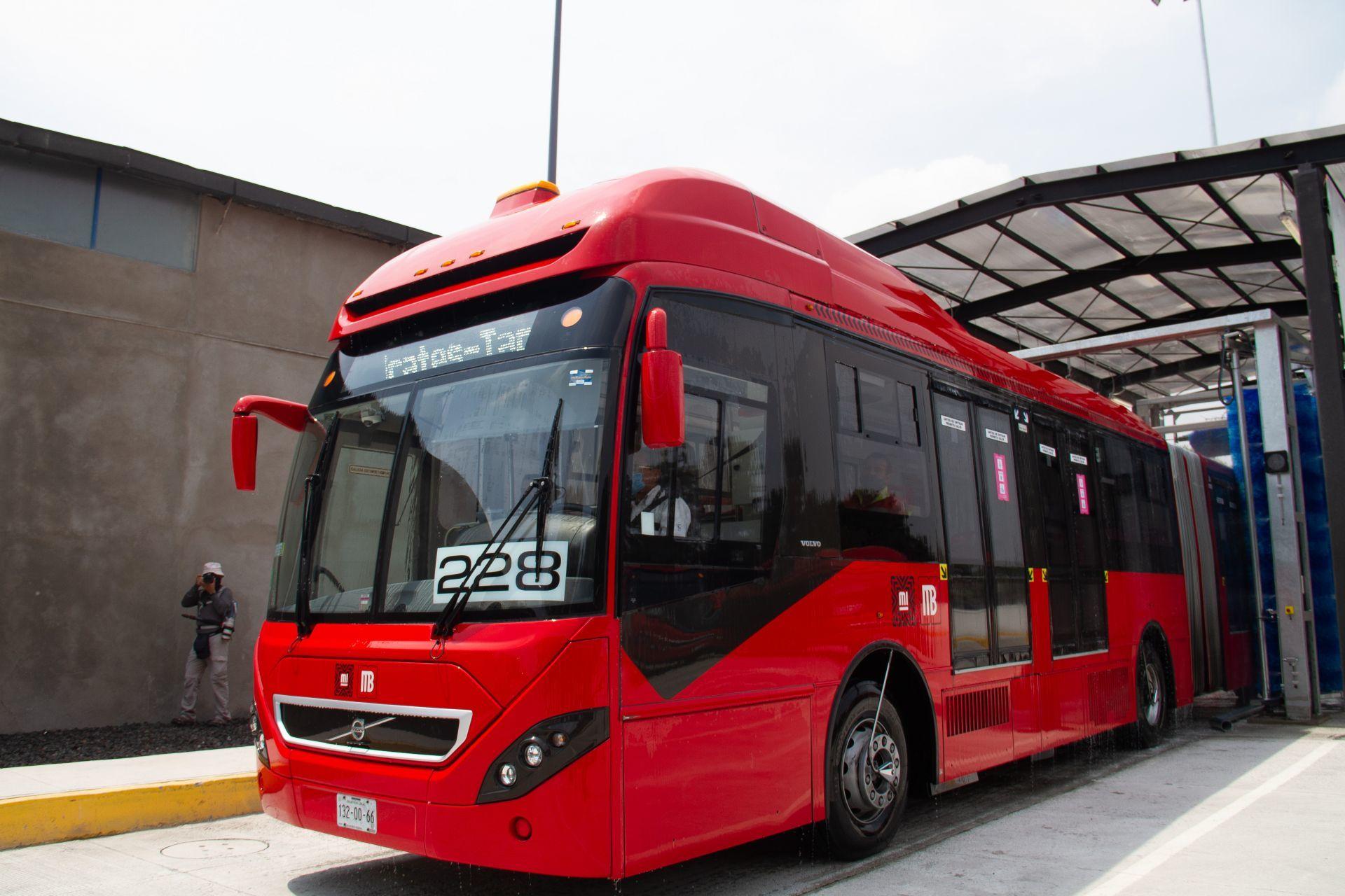 Bienvenidos al 2121: *así puedes pagar el Metrobus usando tu celular o smartwatch*