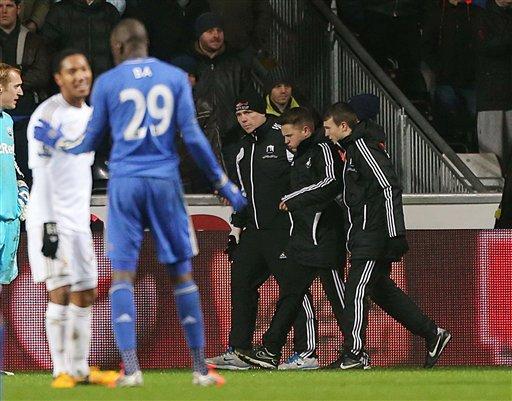 Jugador del Chelsea patea a recogepelotas