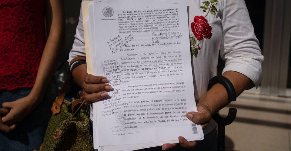 Familias buscan con amparos vacunas para sus hijos; madres denuncian discriminación de juez