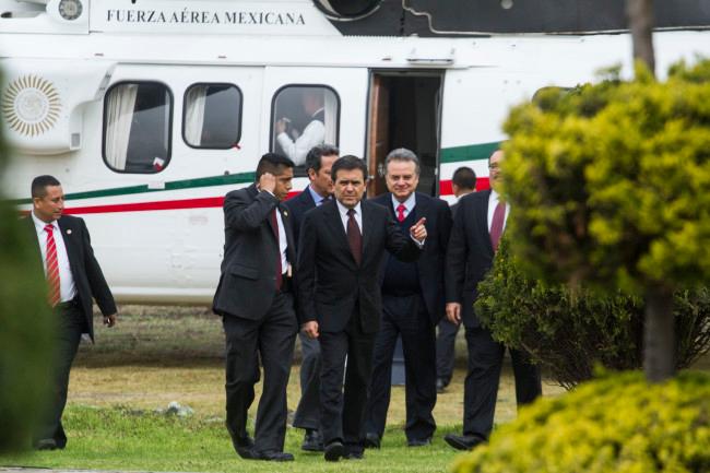 No más bussiness class: recortan viajes, viáticos y celulares a funcionarios