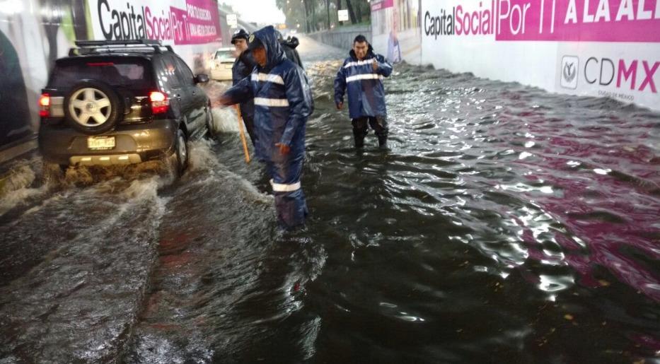 Lluvia causa encharcamientos en la CDMX (y continuará lloviendo durante la noche)