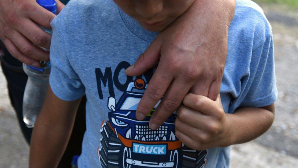 Por qué más de 400 niños separados de sus padres migrantes en la frontera de Estados Unidos están en riesgo de no volver a verlos