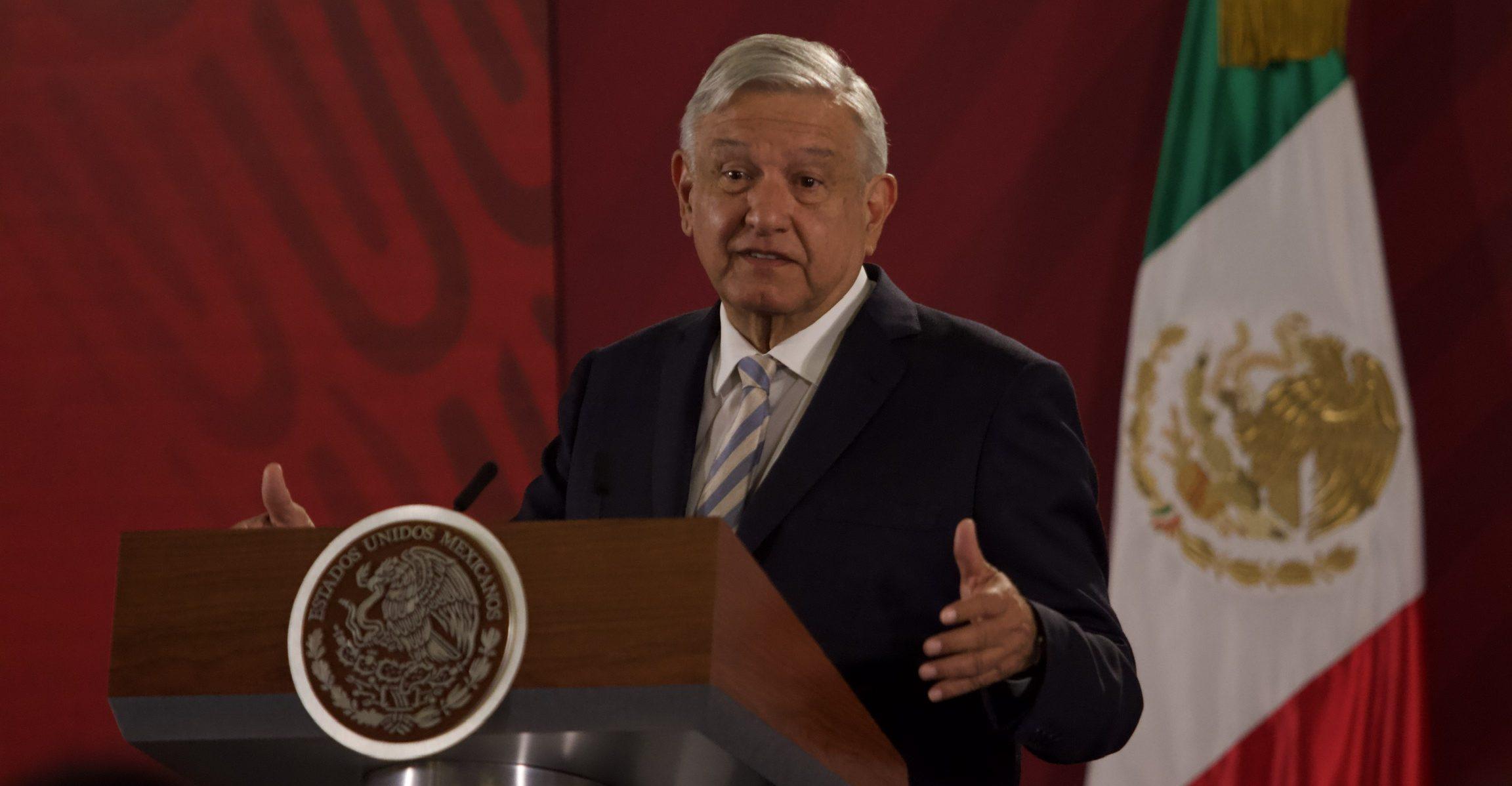 AMLO quiere que médicos, enfermeras y funcionarios del sector salud trabajen 24 horas para mejorar atención