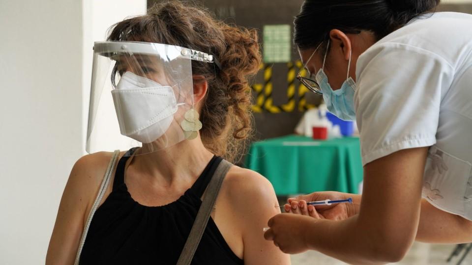 Abren registro para solicitar refuerzo de vacuna COVID para mayores de 40 años