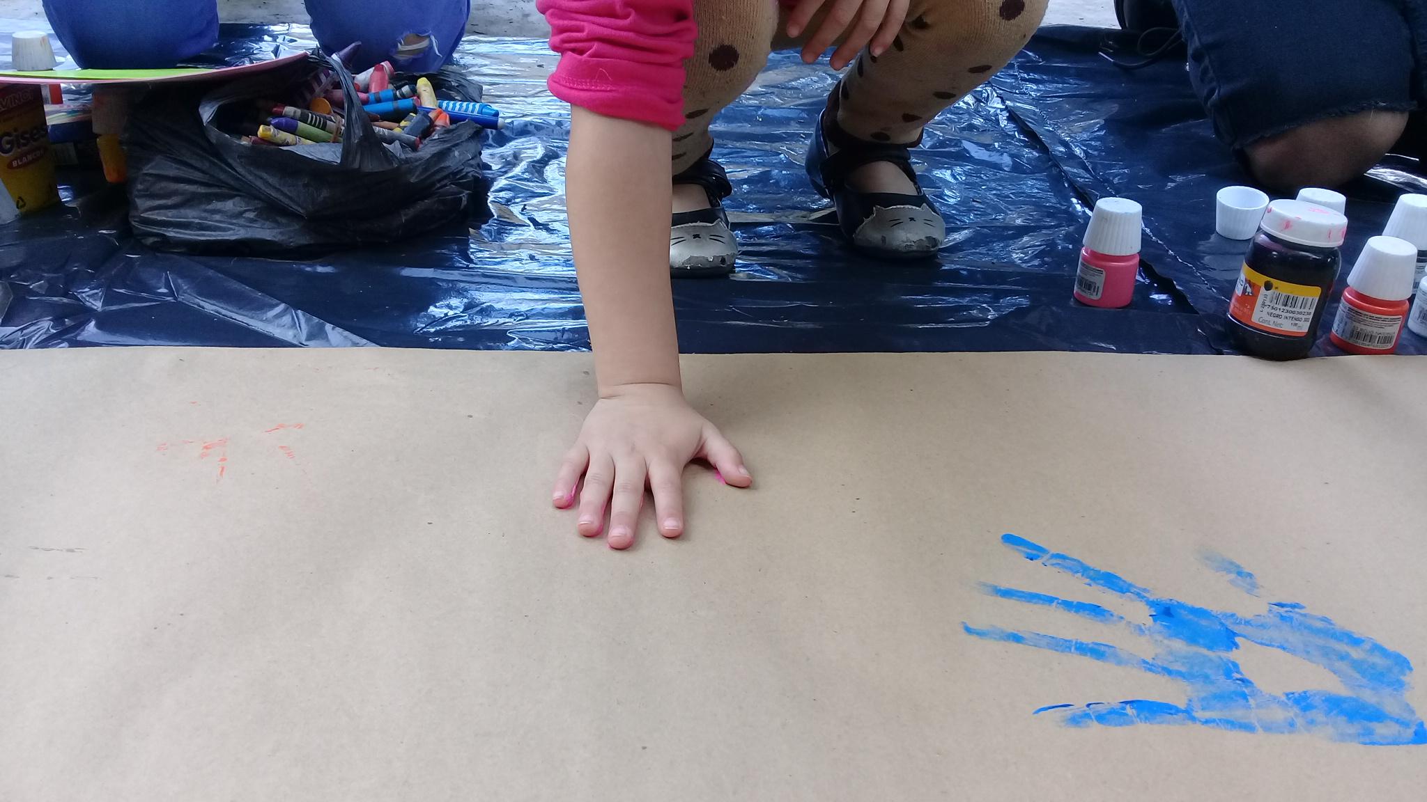 Leer cuentos, jugar y dibujar; voluntarios ayudan a niños afectados por el sismo