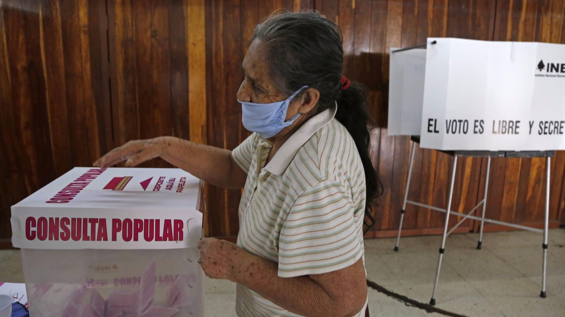 Ciudadanos desairan consulta popular; Morena culpa al INE