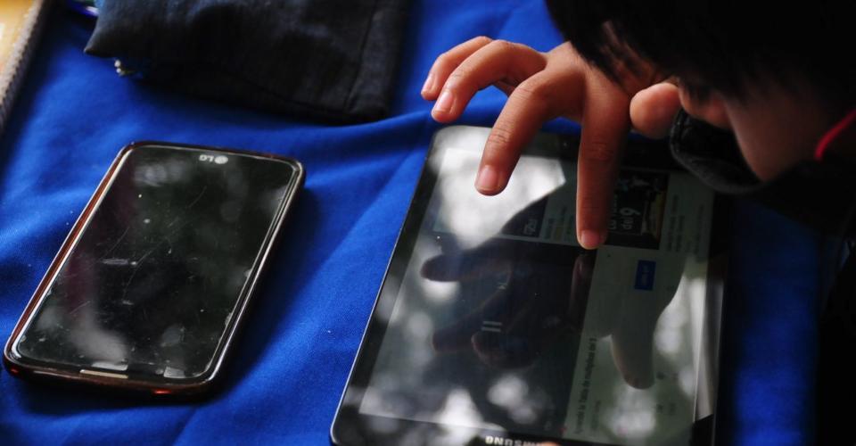 Más cerca de las pantallas y la comida chatarra: las consecuencias de la pandemia en niños