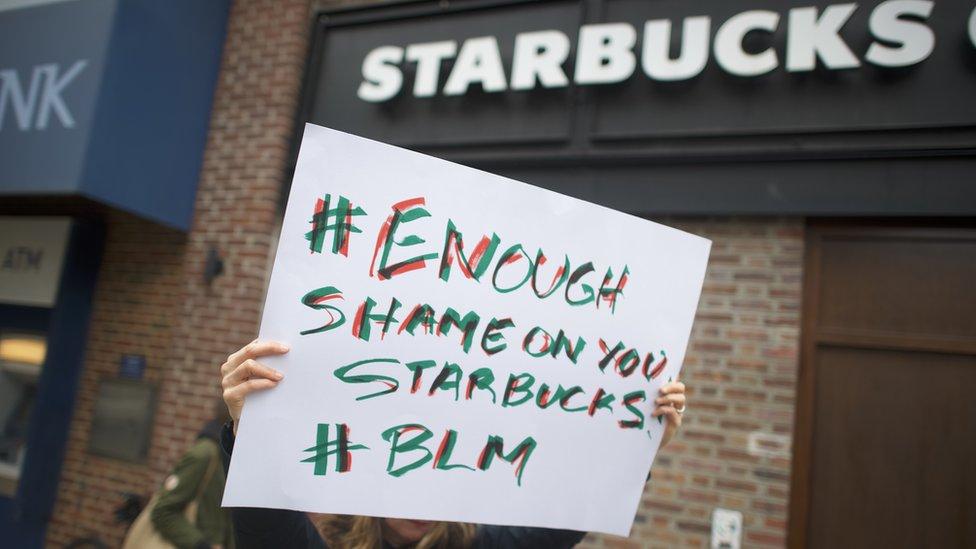 El incidente racista por el que Starbucks cerrará todos sus establecimientos en Estados Unidos durante una tarde