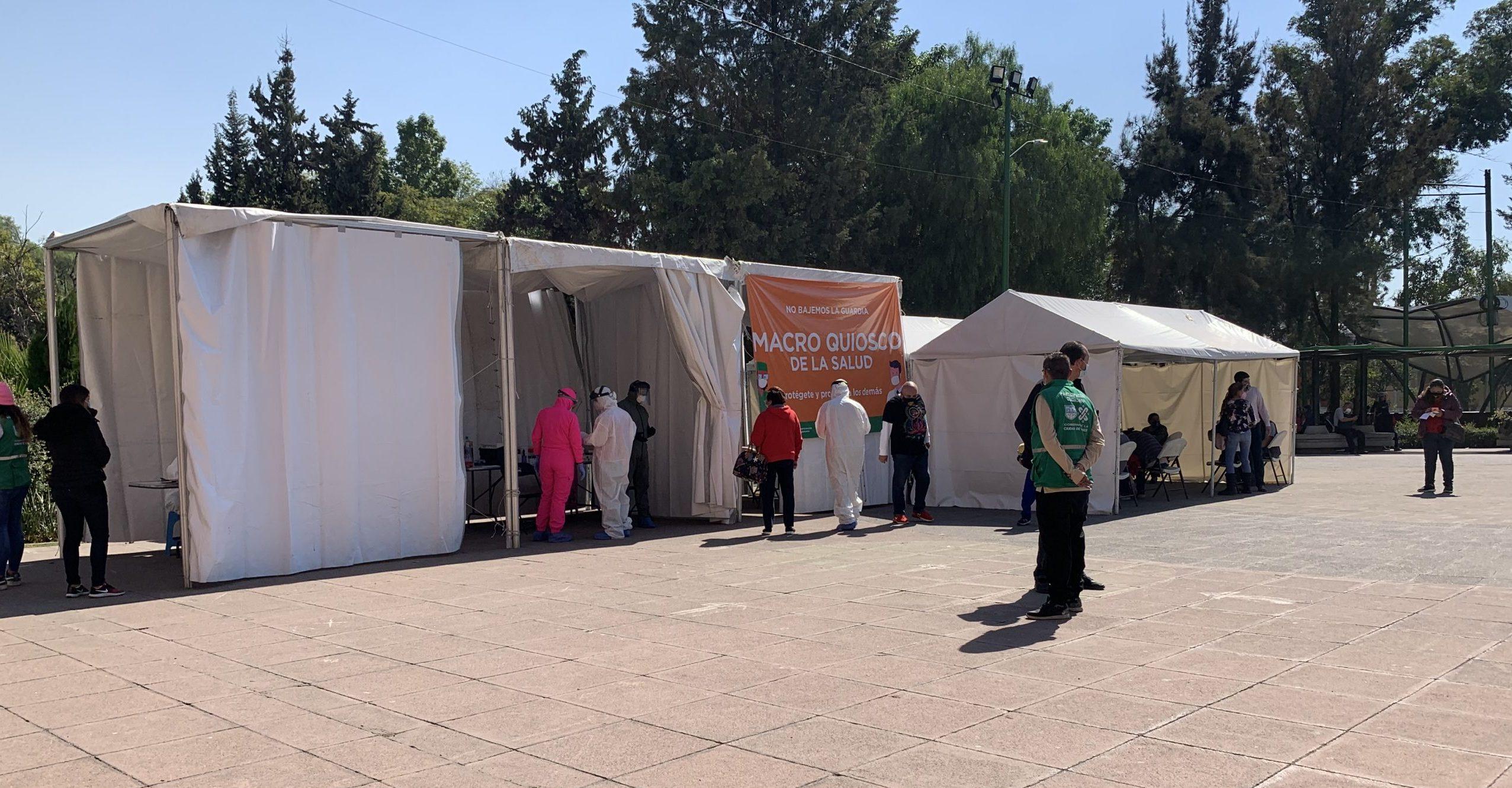 Quioscos COVID de CDMX se saturan: personas esperan hasta 5 horas por una prueba