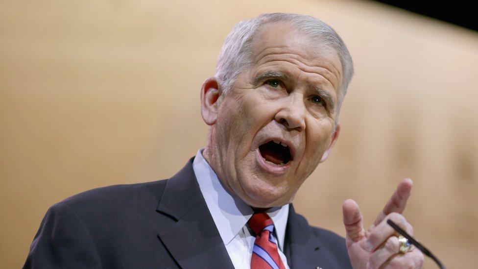 Oliver North, el controvertido exmilitar involucrado en el escándalo Irán-Contra que ahora dirige la poderosa Asociación del Rifle en Estados Unidos