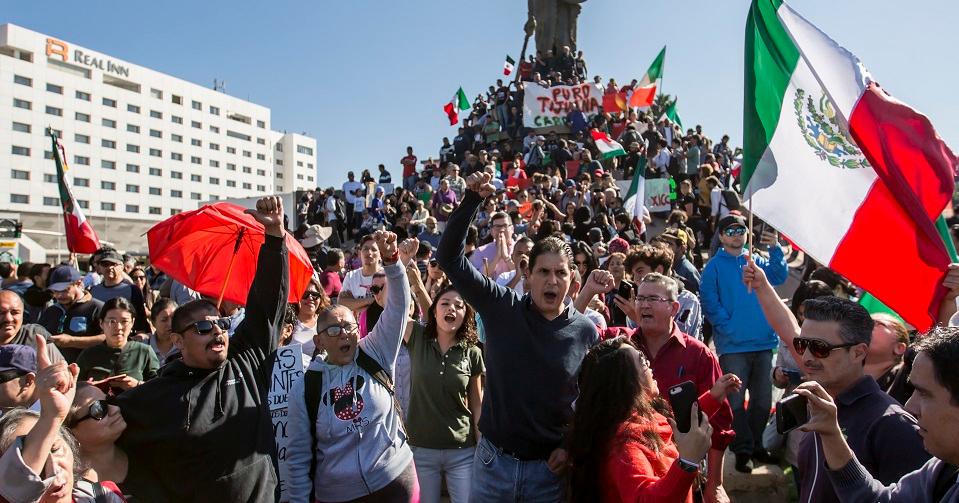 Un grupo protesta contra migrantes en Tijuana; se enfrentan con policías al tratar de avanzar hacia un albergue