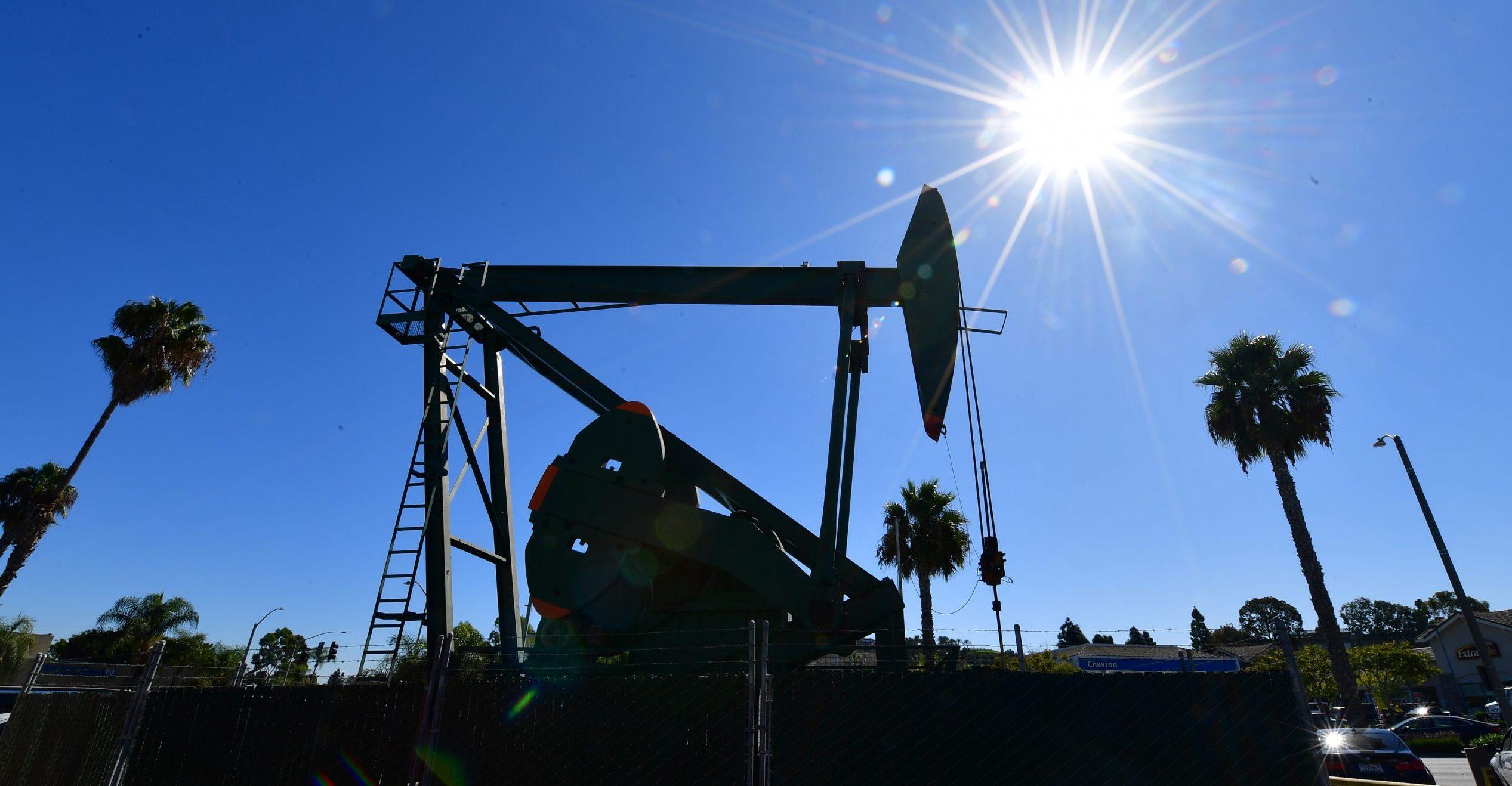 Precio del barril de petróleo en EU se desploma; llega a los -37 dólares