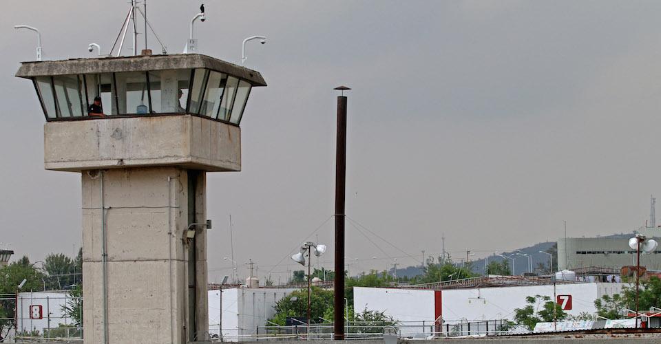 Ingresan al penal de Puente Grande a El Carrete, presunto líder de Los Rojos, tras su captura