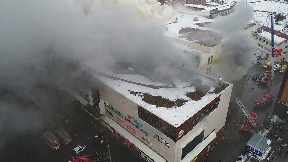 Incendios en Rusia: al menos 37 muertos y decenas de desaparecidos, entre ellos niños en un incendio en un centro comercial de Kemerovo