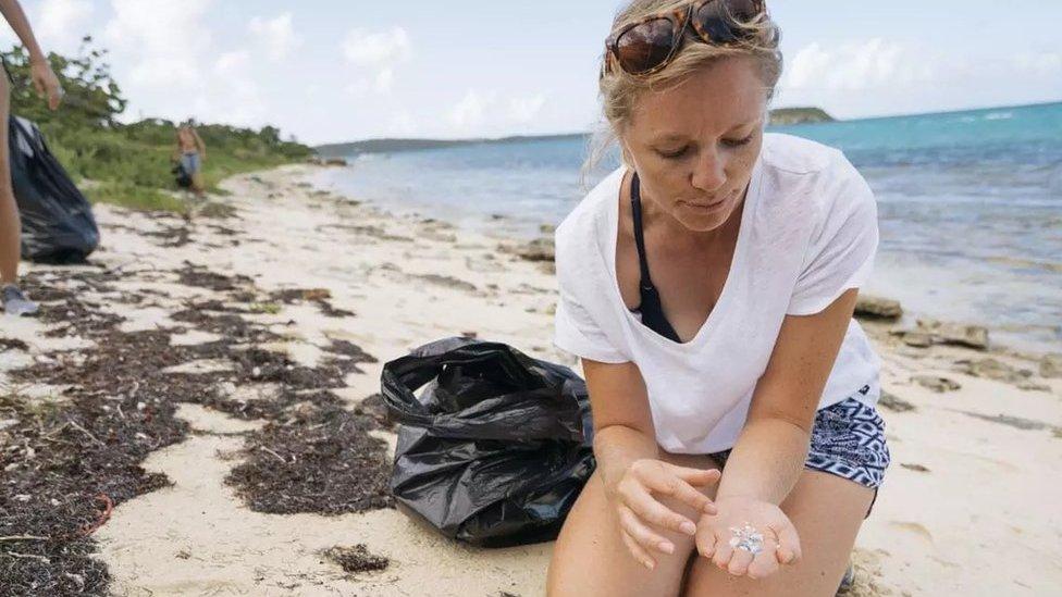 Los peligros del plástico en la salud de las mujeres: la cruzada de la navegante y su tripulación femenina que viaja hacia la “isla de basura” del Pacífico