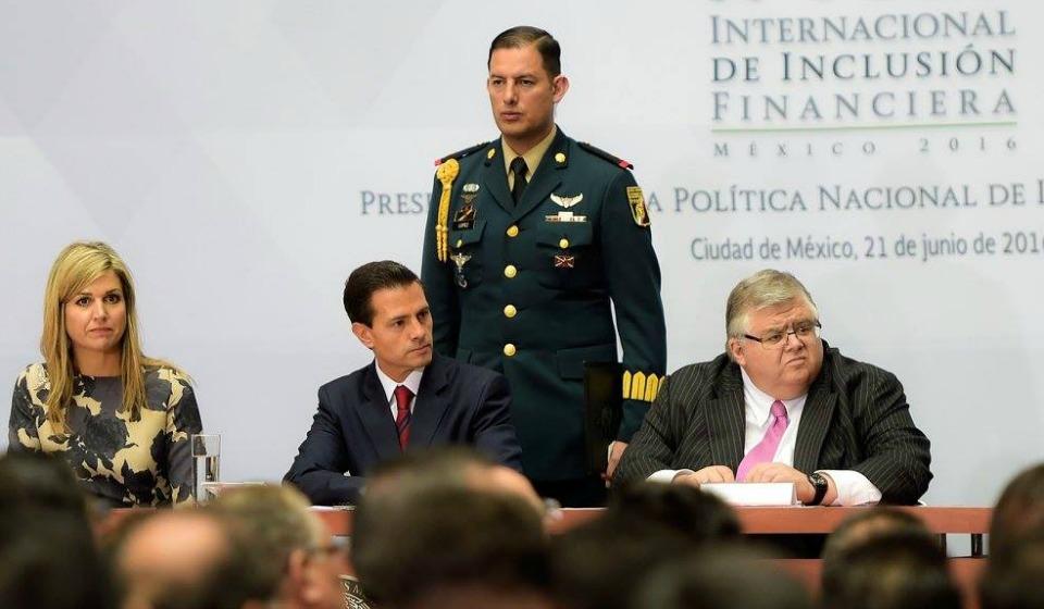 Peña Nieto presenta un plan para incluir a mexicanos de escasos recursos al sistema financiero