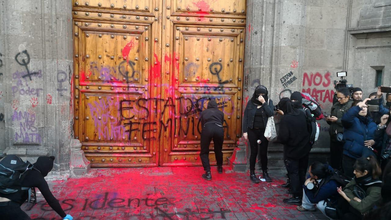 ¿Qué exigen las mujeres que protestan? Este es el pliego petitorio que leyeron en Palacio Nacional