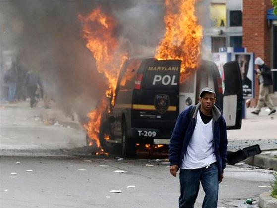 Manifestantes y policías se enfrentan tras funeral en Baltimore