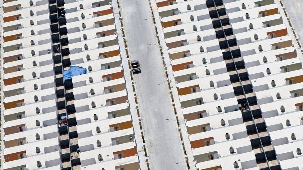 “Paraísos siniestros”: fotografías aéreas de las viviendas de bajo costo en México
