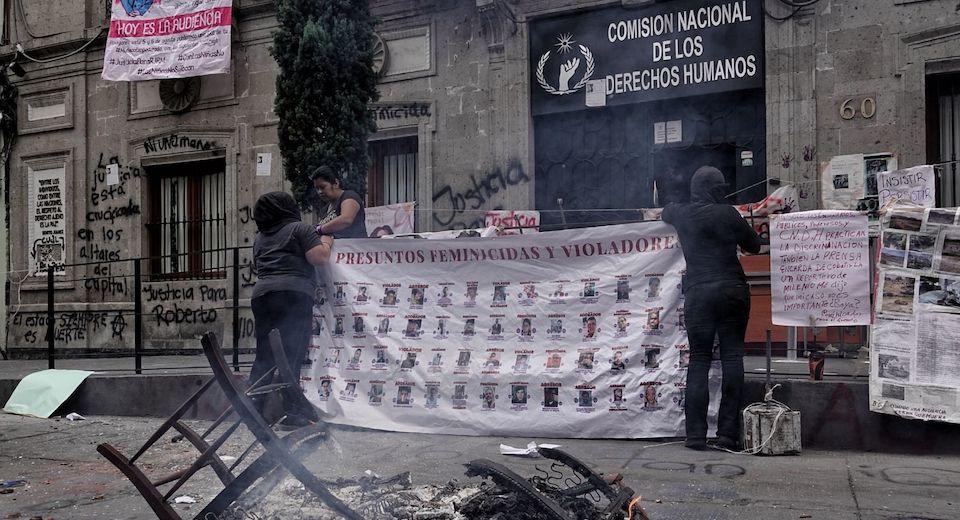 Exigen a CNDH recomendación contra la violencia de género; mantienen toma