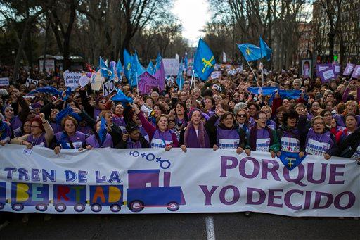 Españolas registran sus cuerpos como propiedad