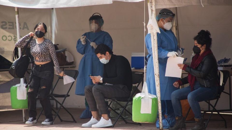 Hay aumento de contagios de COVID por ómicron, pero no hospitalizaciones ni muertes: AMLO