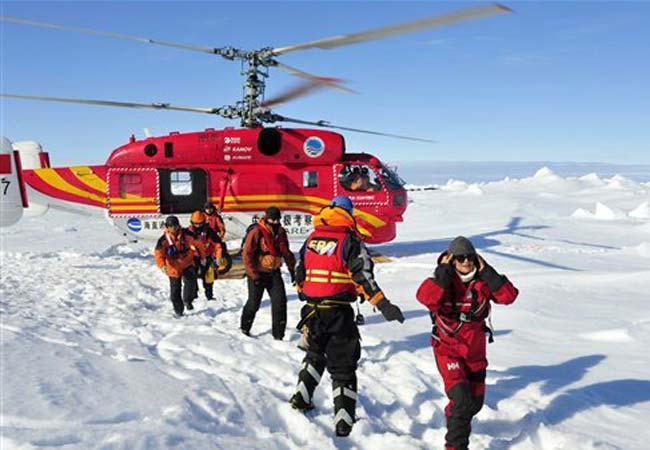 Rescatan a pasajeros atrapados en la Antártida; los tripulantes se quedan (video)
