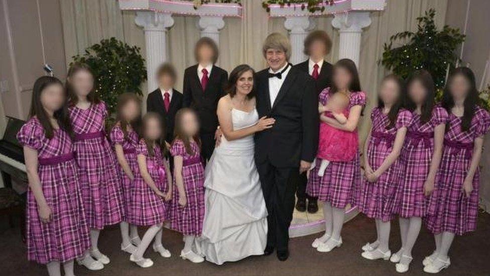 Lo que se sabe de los Turpin, la “familia feliz” que mantenía cautivos y encadenados a sus 13 hijos en una vivienda de California