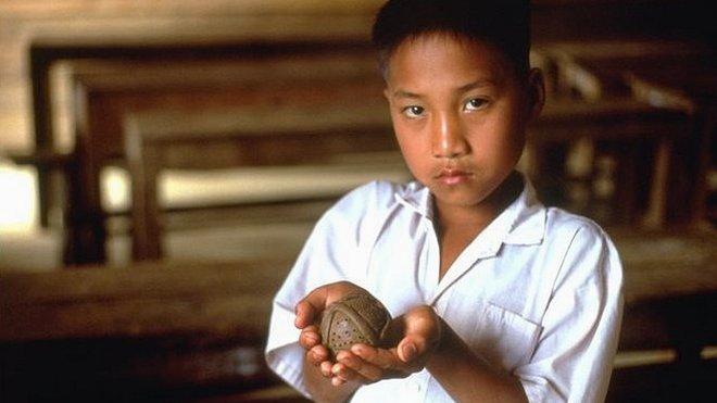 “Mamá, encontré un juguete”: las bombas ‘olvidadas’ que matan a más niños que adultos en varios países del mundo