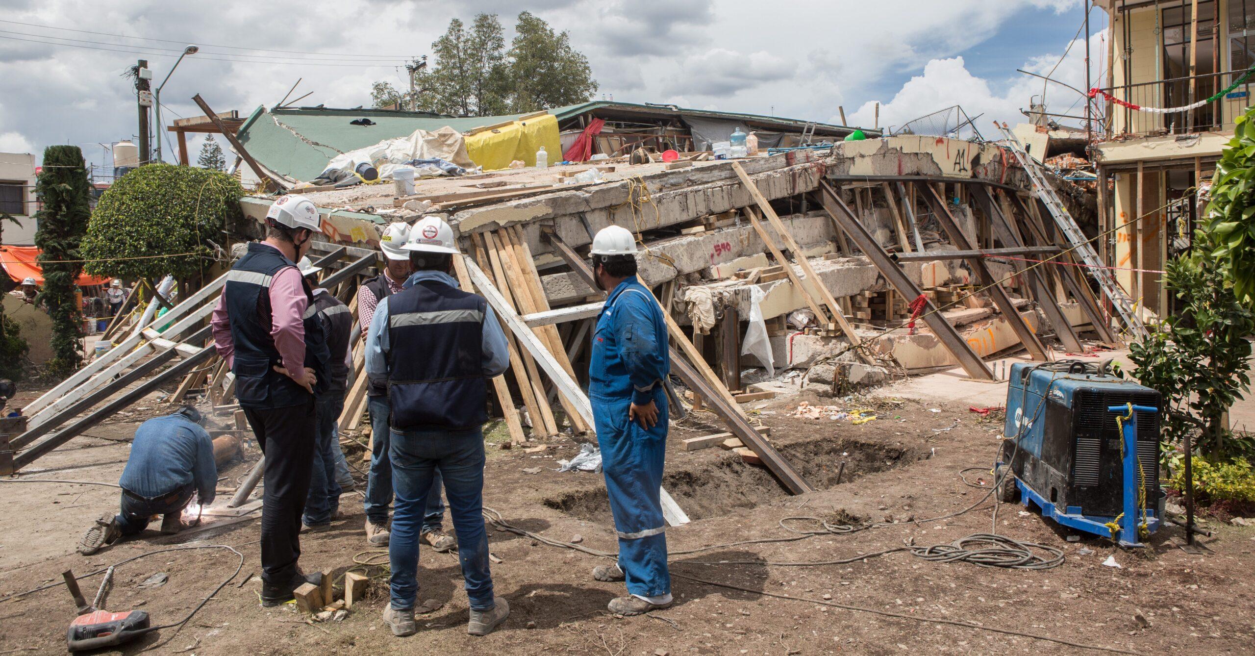 Padres de niña fallecida en Rébsamen presentan queja ante CNDH; acusan desorganización en el rescate