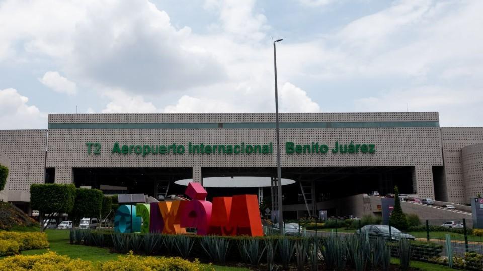 ‘Está saturado’: AMLO anuncia que se limitarán vuelos en AICM; gobierno CDMX reforzará la Terminal 2
